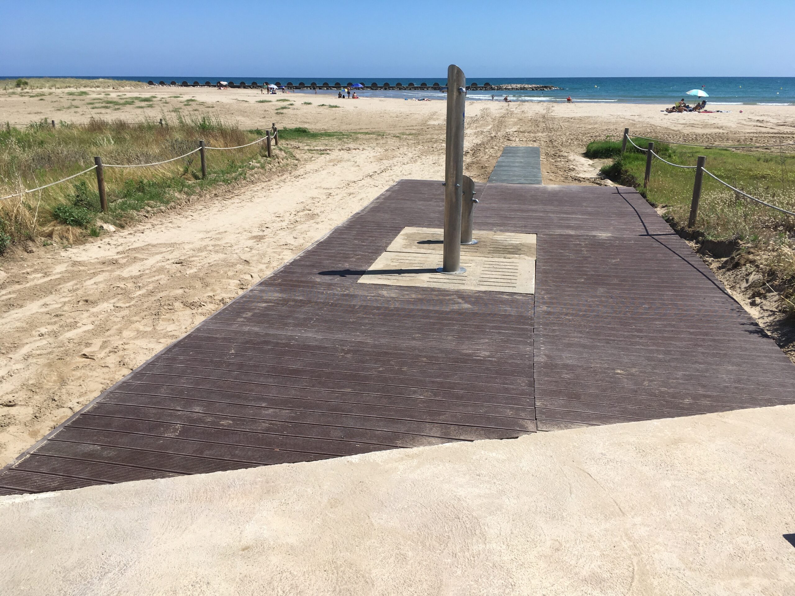 Acerca de YourPlastics. Imagen de un tablón construido cerca de una playa.