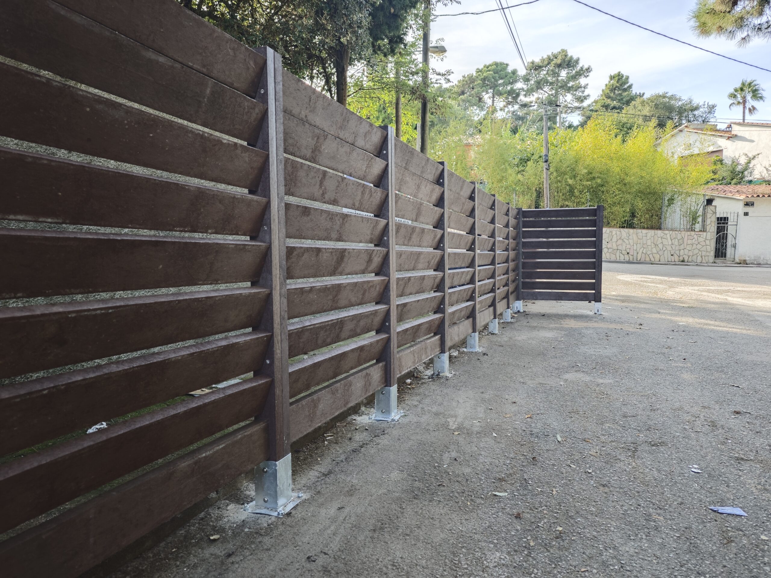 Cerramiento Contenedores Plastico Reciclado Modelo Montsec - Grande - Cercana - Your Plastics