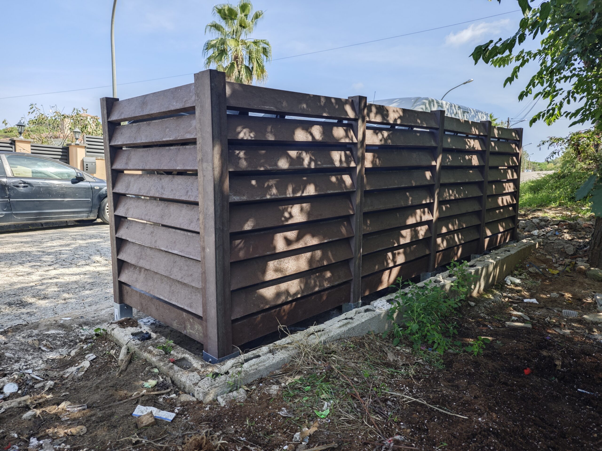 Cerramiento Contenedores Plastico Reciclado Modelo Montsec - Pequeño -Isométrica Trasera - Your Plastics