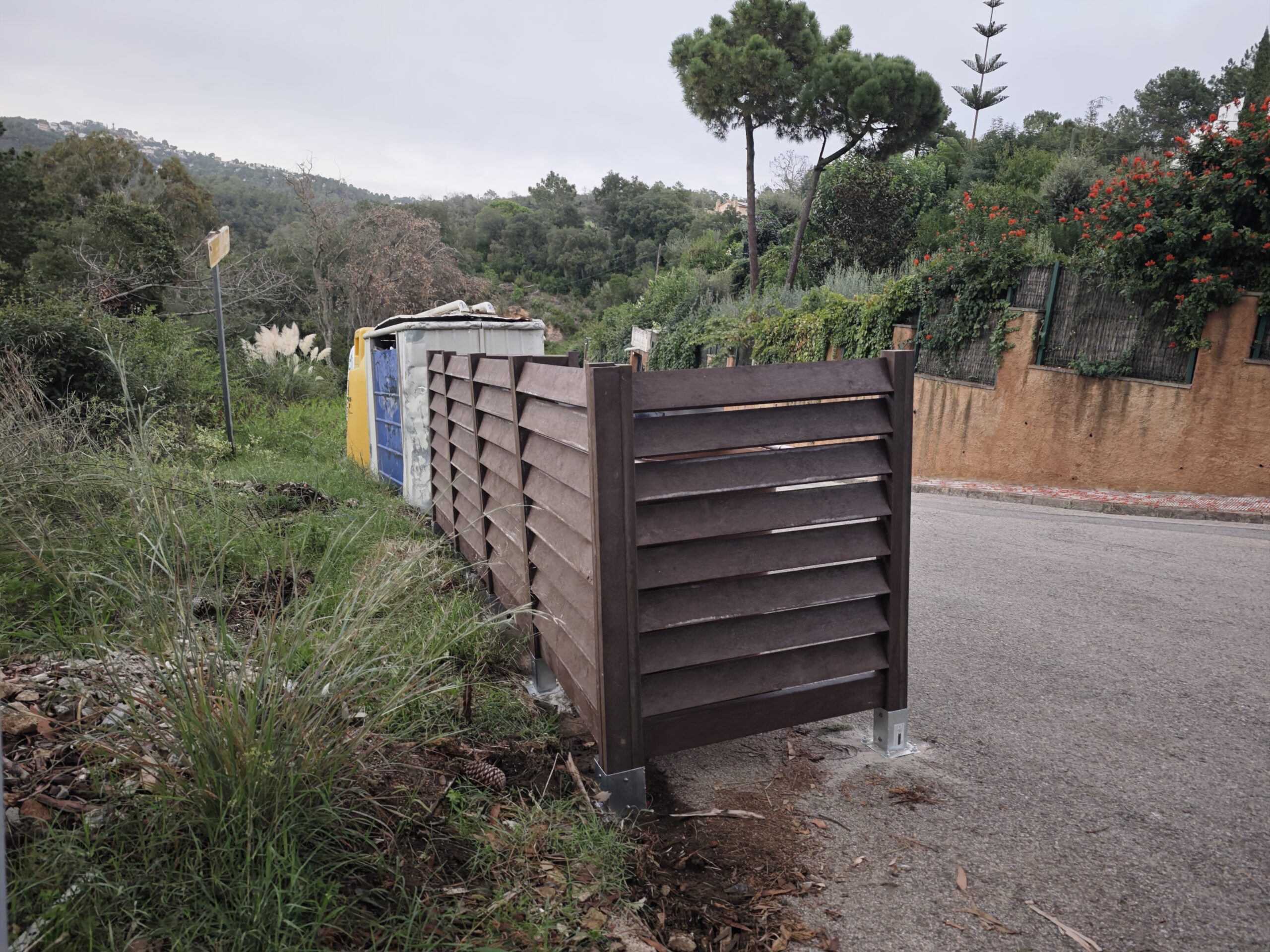 Cubrecontenedores integrado en el entorno natural de Lloret de Mar