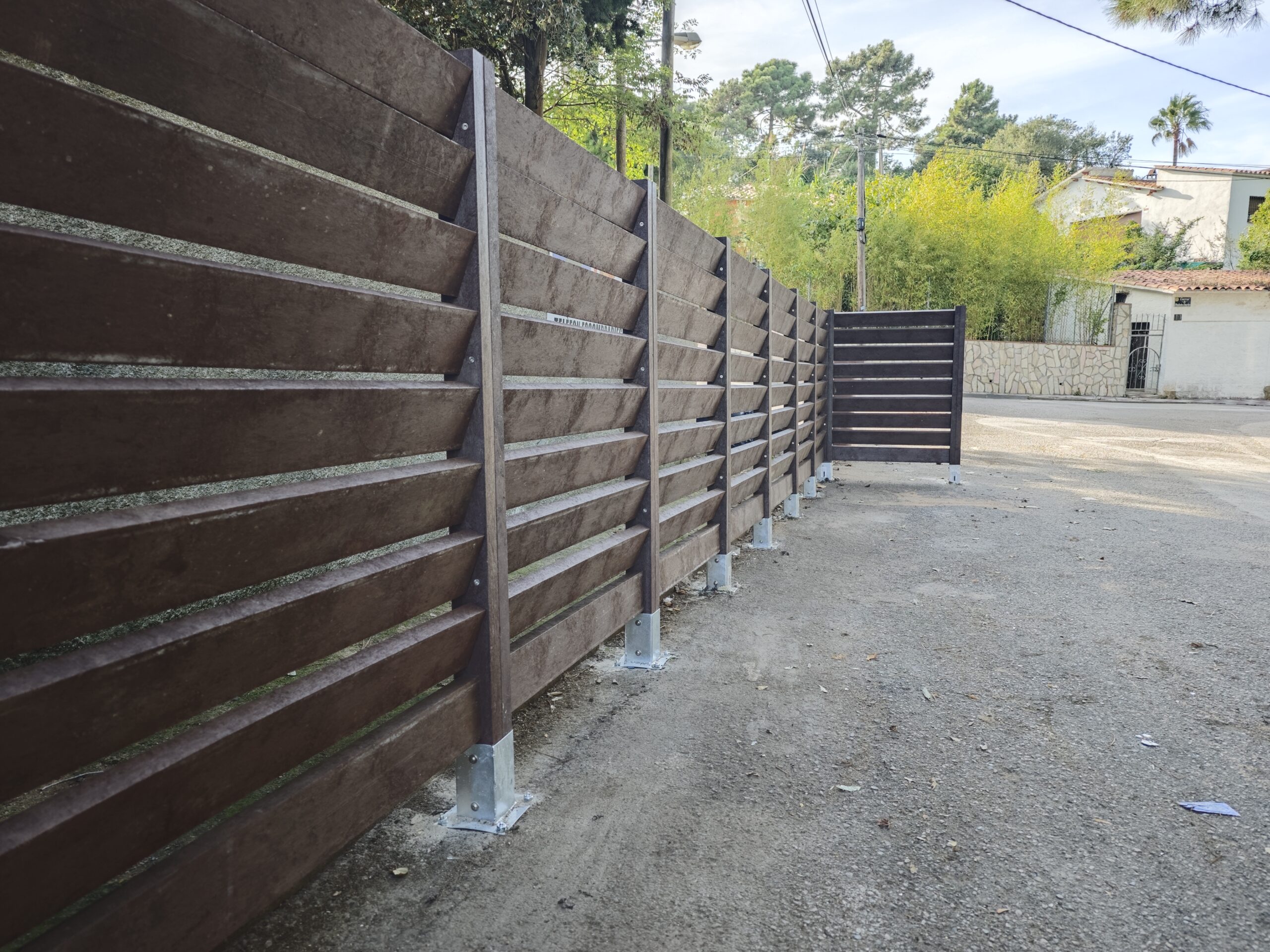 Detalle de las lamas inclinadas del cubrecontenedores modelo Montsec