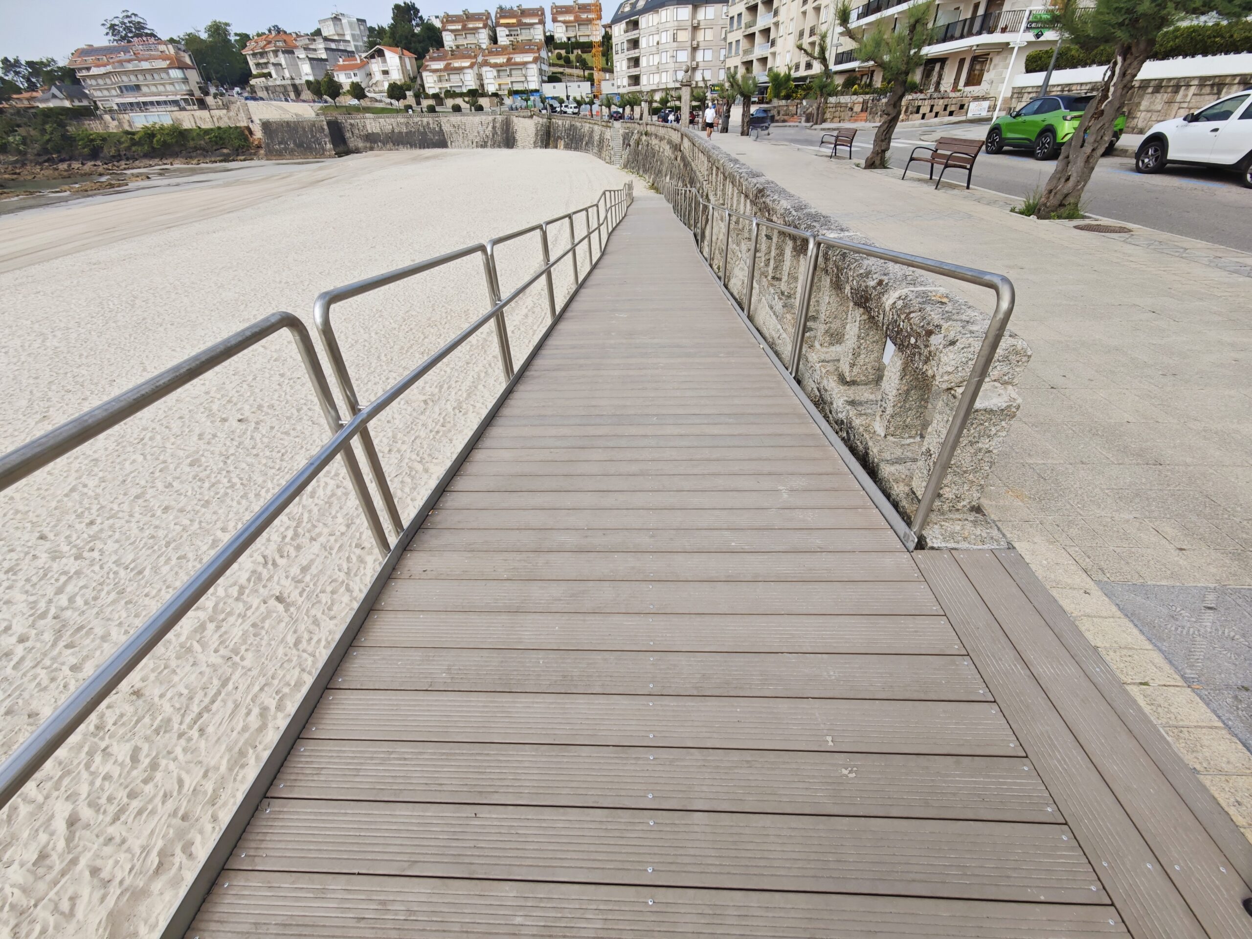 Rampa de playa con estructura de acero inoxidable