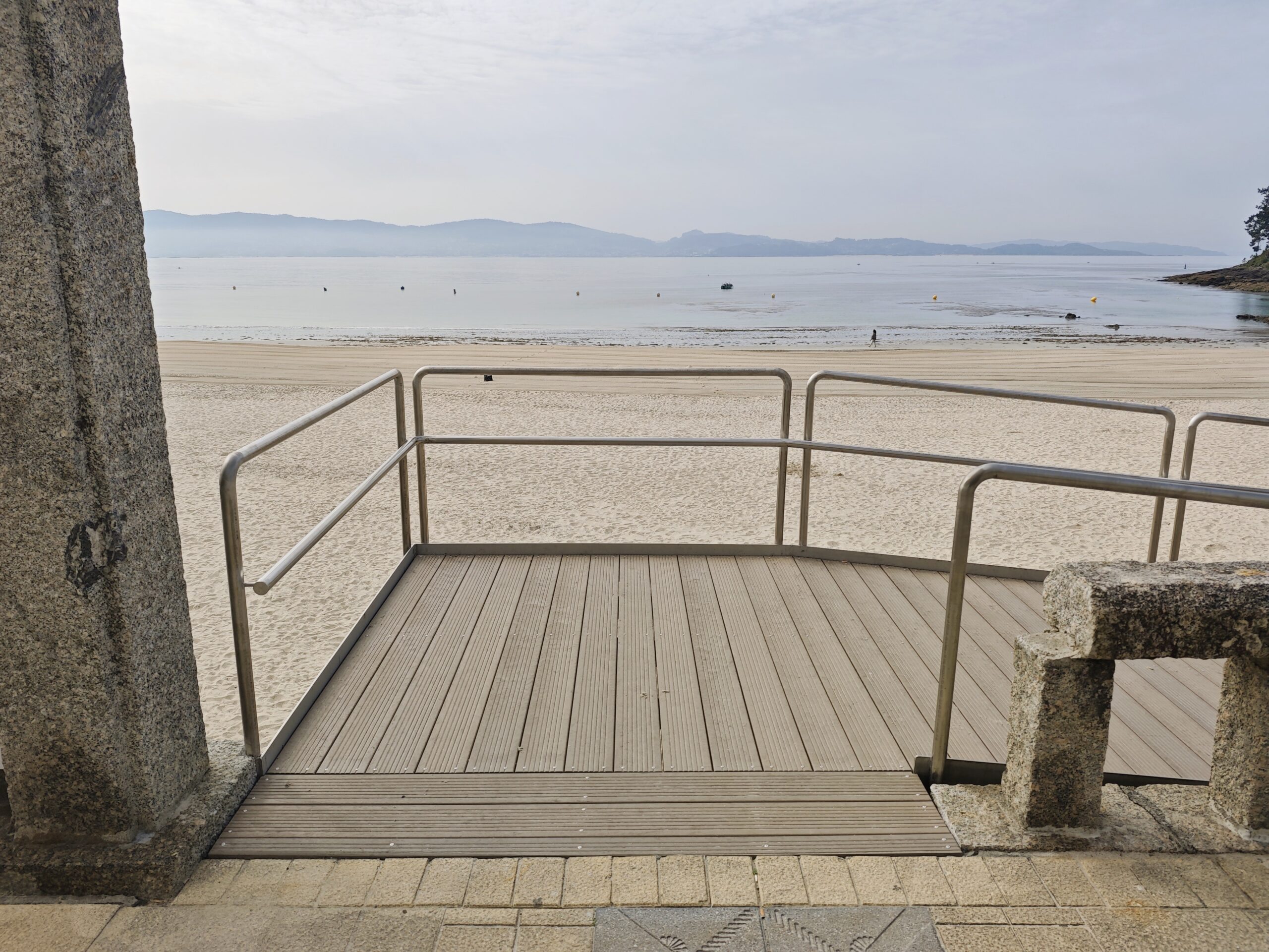 Integración de la pasarela beige en el paseo marítimo