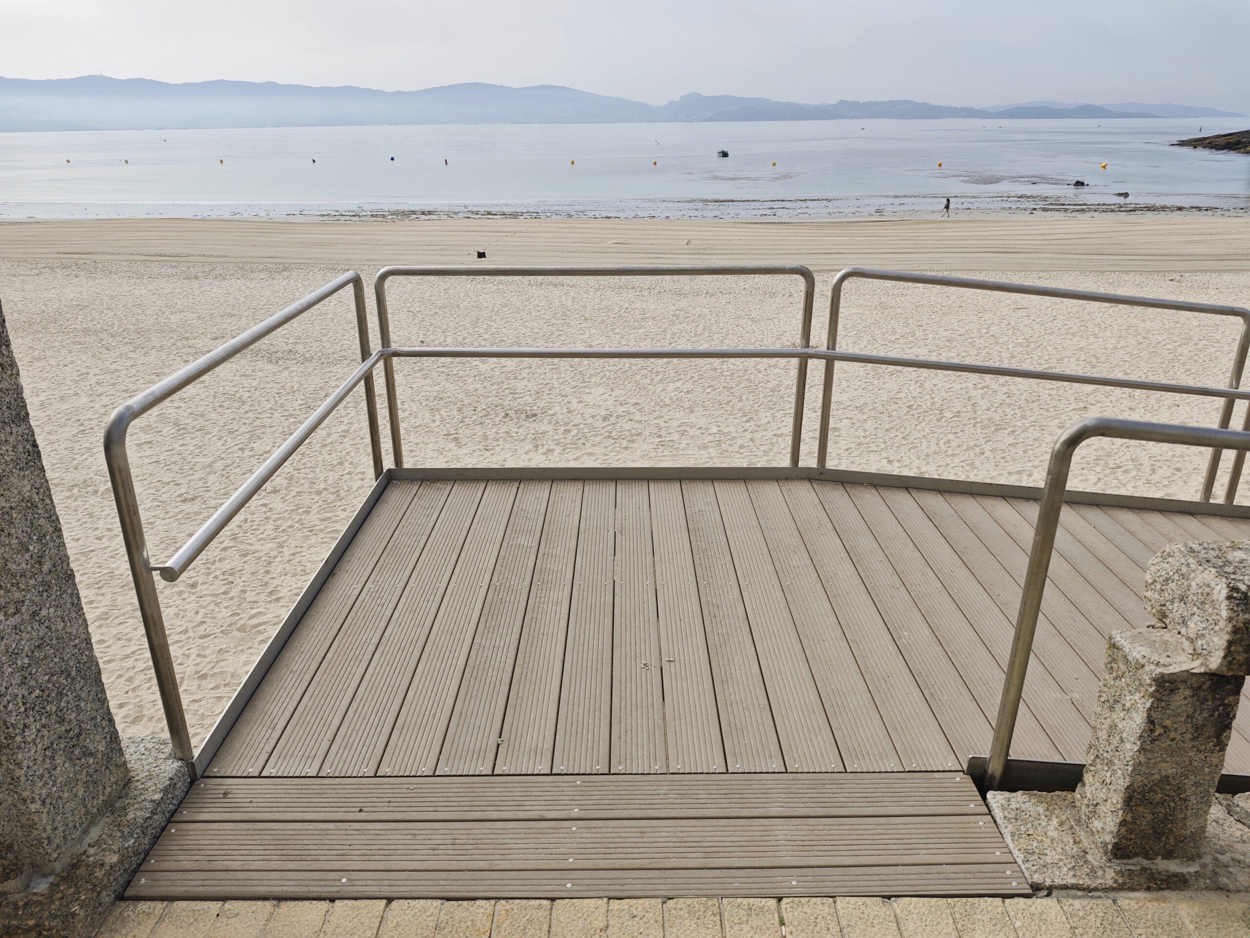 Tablón estriado de plástico reciclado para playa