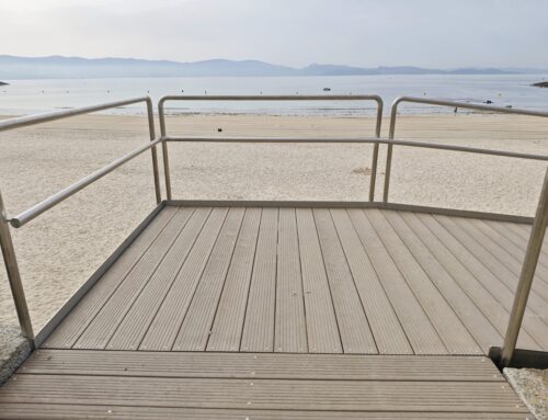 Rampa de acceso a la playa en Sanxenxo en color beige