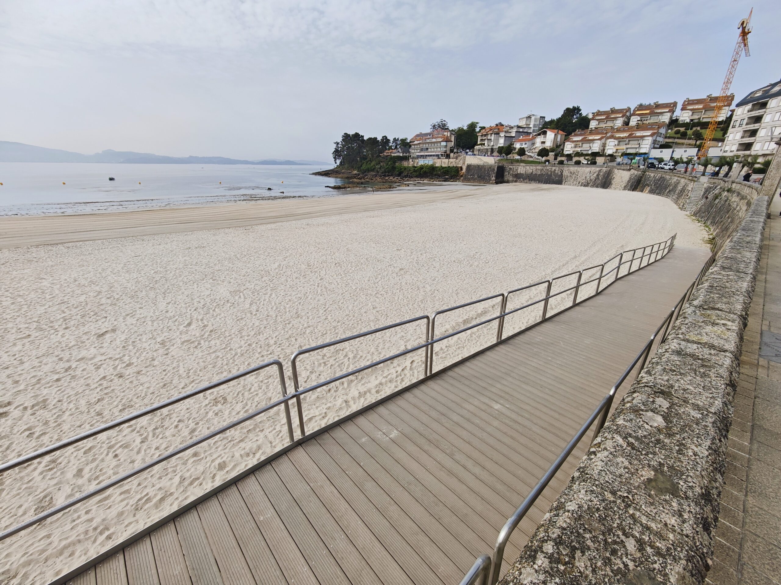 Acceso a la playa con tablones ranurados de color beige