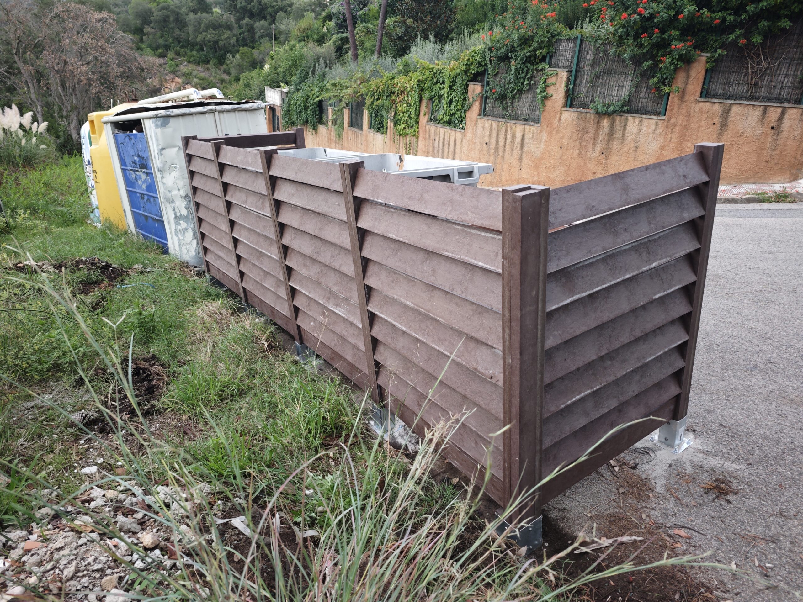 Recinto de plástico reciclado para alojar contenedores de residuos